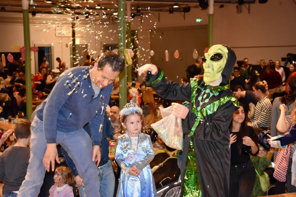 Und so sah es an der Fällander Fasnacht aus. Kinder schmeissen Konfetti.